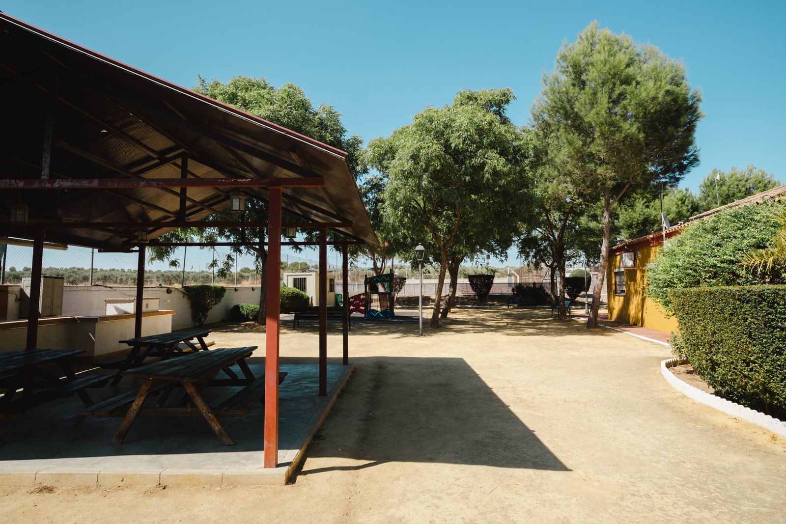 Zona de merendero y parque infantil